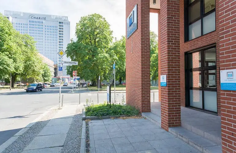 Eingang Zahnarztpraxis torhaus - IHRE ZAHNÄRZTE mit Blick auf die Charité Berlin