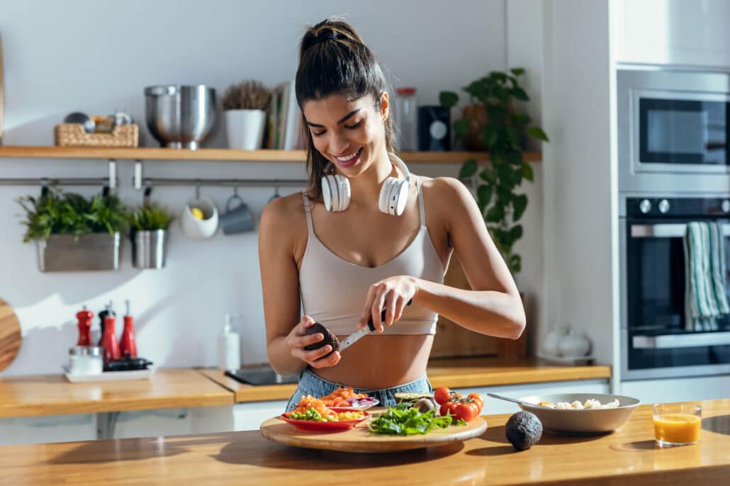 Frau stellt sich ein veganes Gericht zusammen