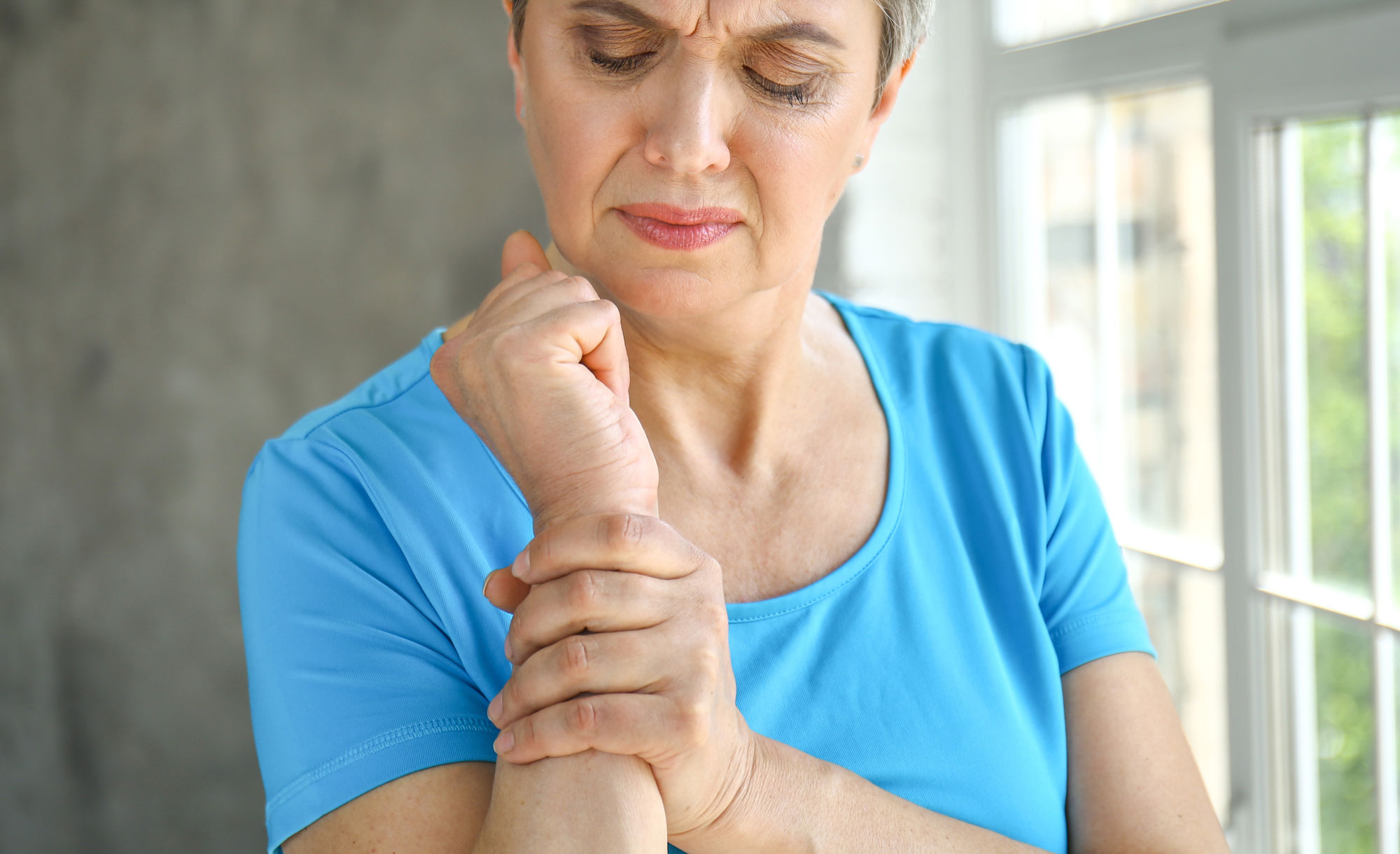 Eine Frau, die unter Osteoporose leidet