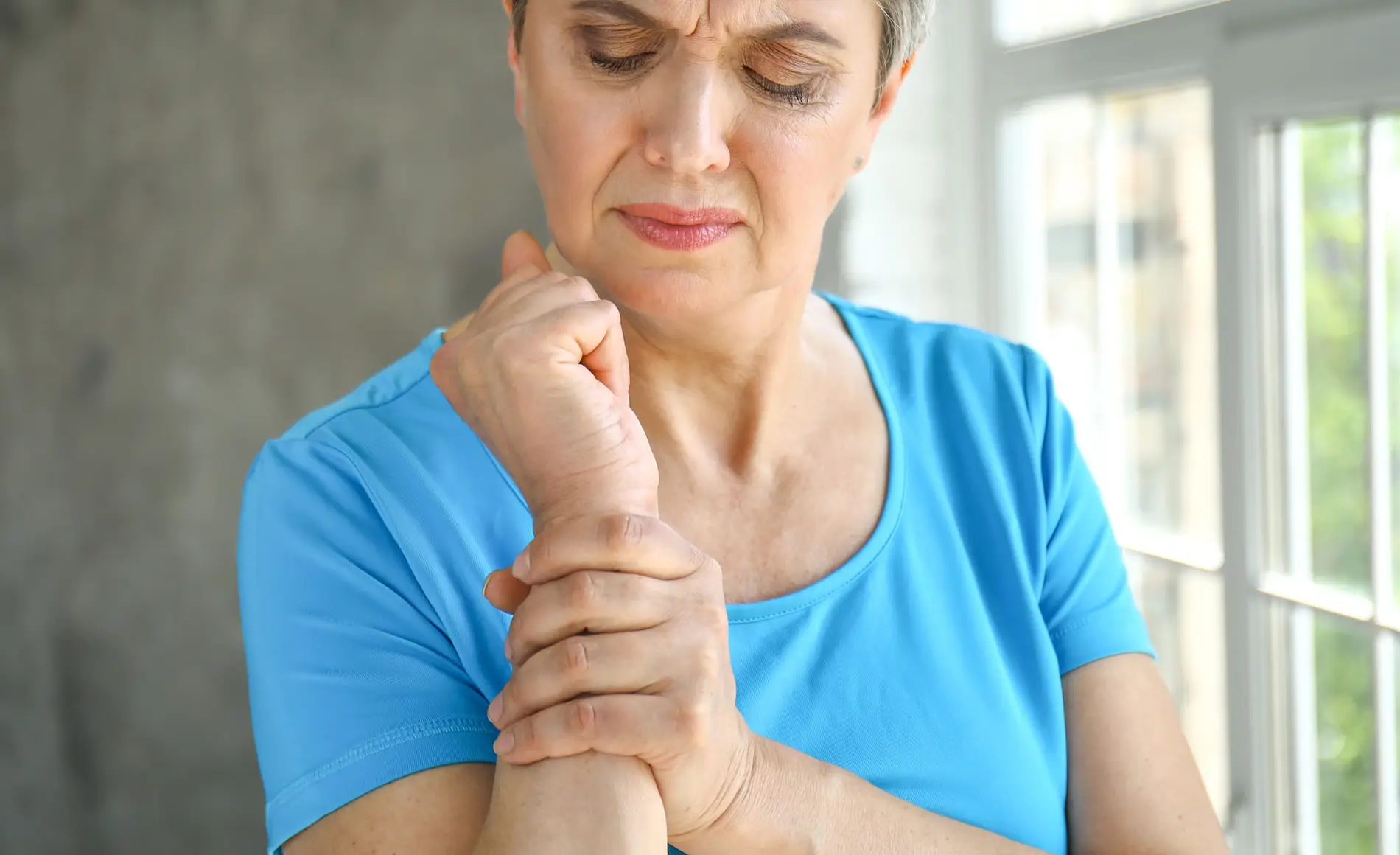 Eine Frau, die unter Osteoporose leidet